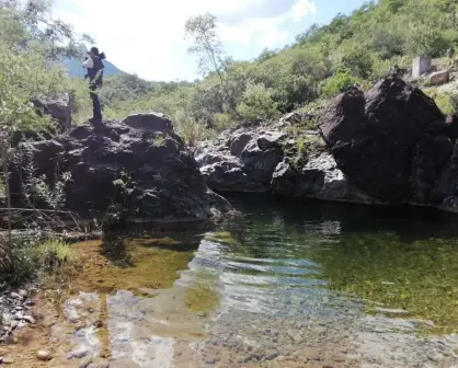 Este sendero te lleva por cuevas, cascadas, pozas y puentes del porfiriato
