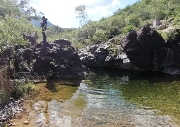 Este sendero te lleva por cuevas, cascadas, pozas y puentes del porfiriato