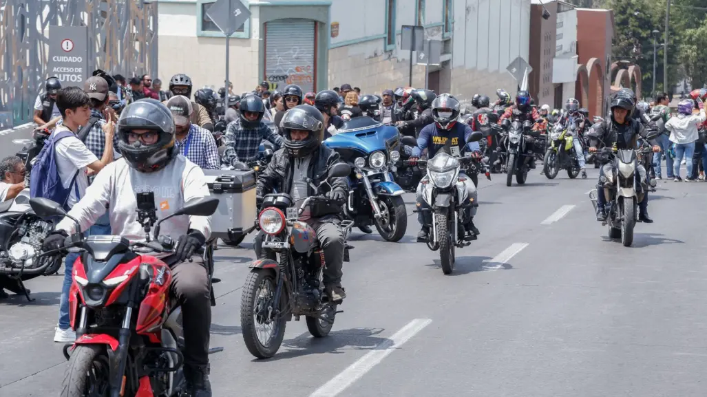 Motociclistas en Puebla se oponen a la Ley Chaleco: placa en casco y chaqueta