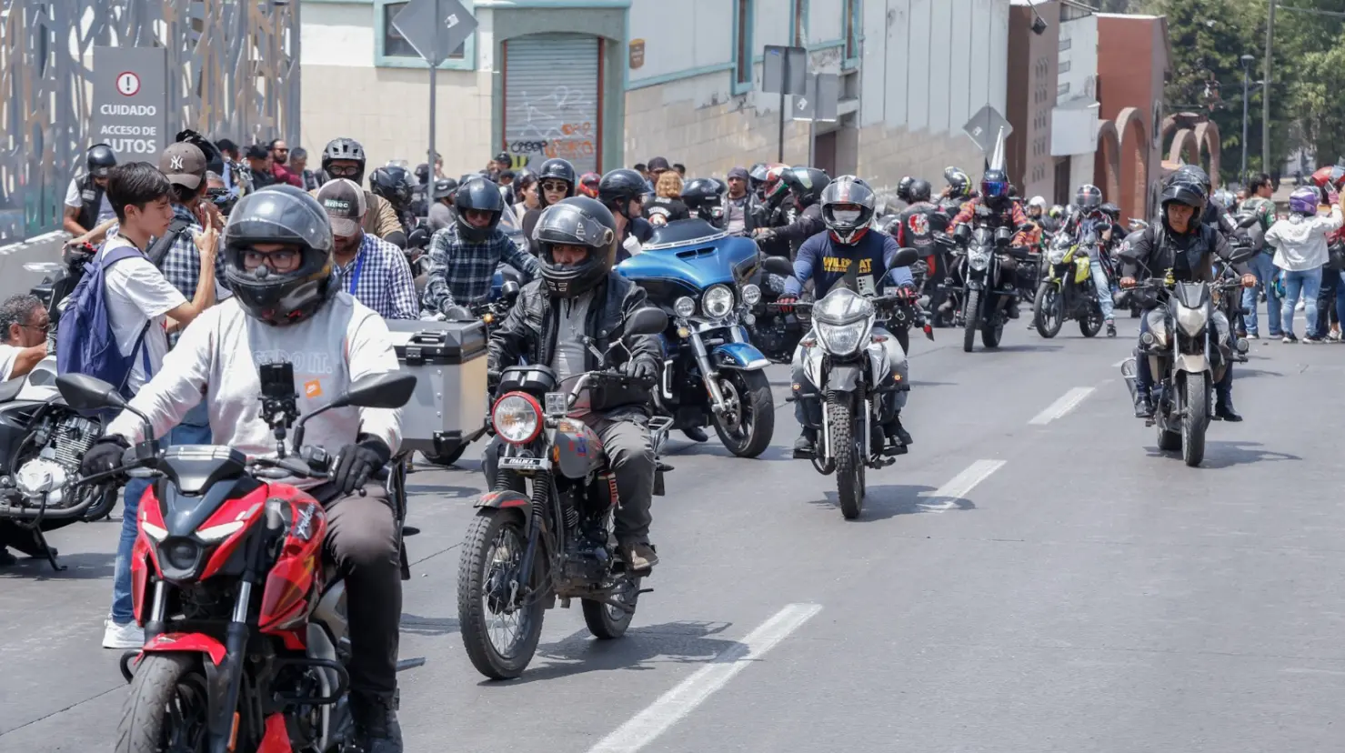 Motociclistas en Puebla se oponen a la Ley Chaleco: placa en casco y chaqueta. Foto: Jafet Moz