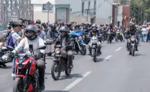 Motociclistas en Puebla se oponen a la Ley Chaleco: placa en casco y chaqueta