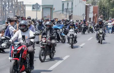 Motociclistas en Puebla se oponen a la Ley Chaleco: placa en casco y chaqueta