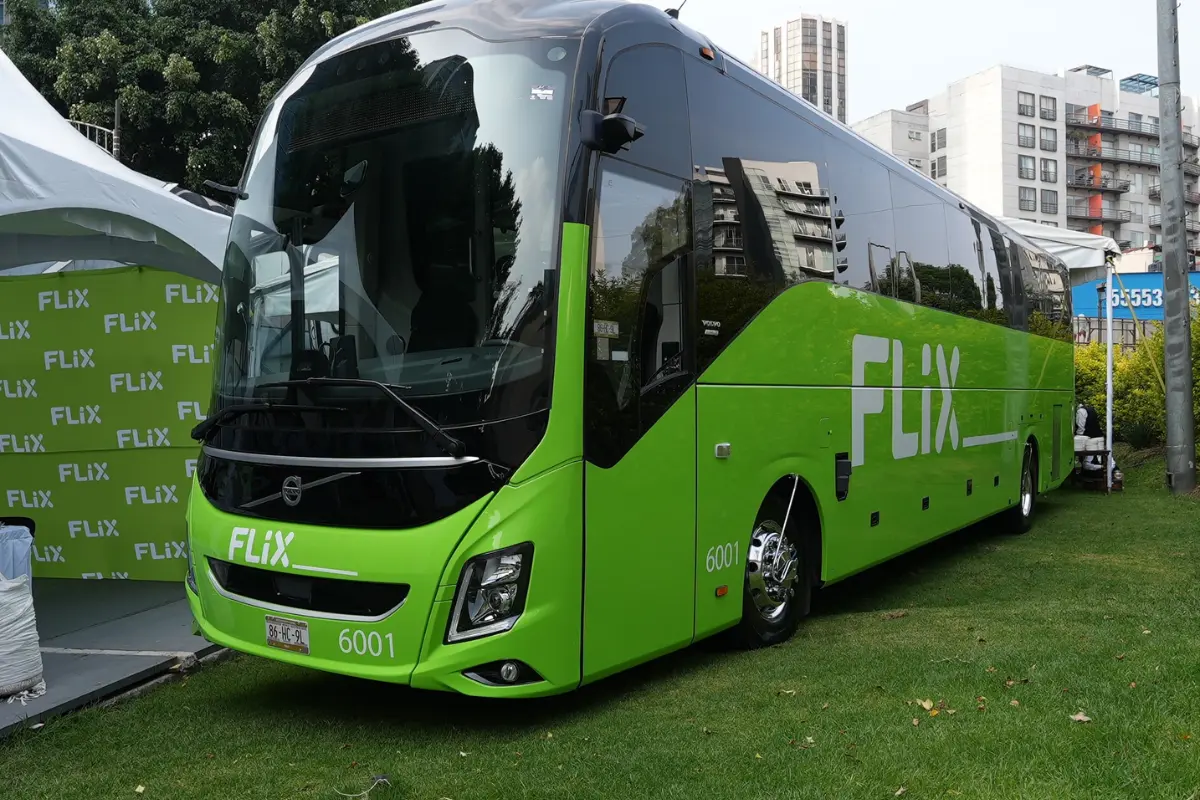 Autobuses FLiX. Foto: @Facebook movilbustv | Canva