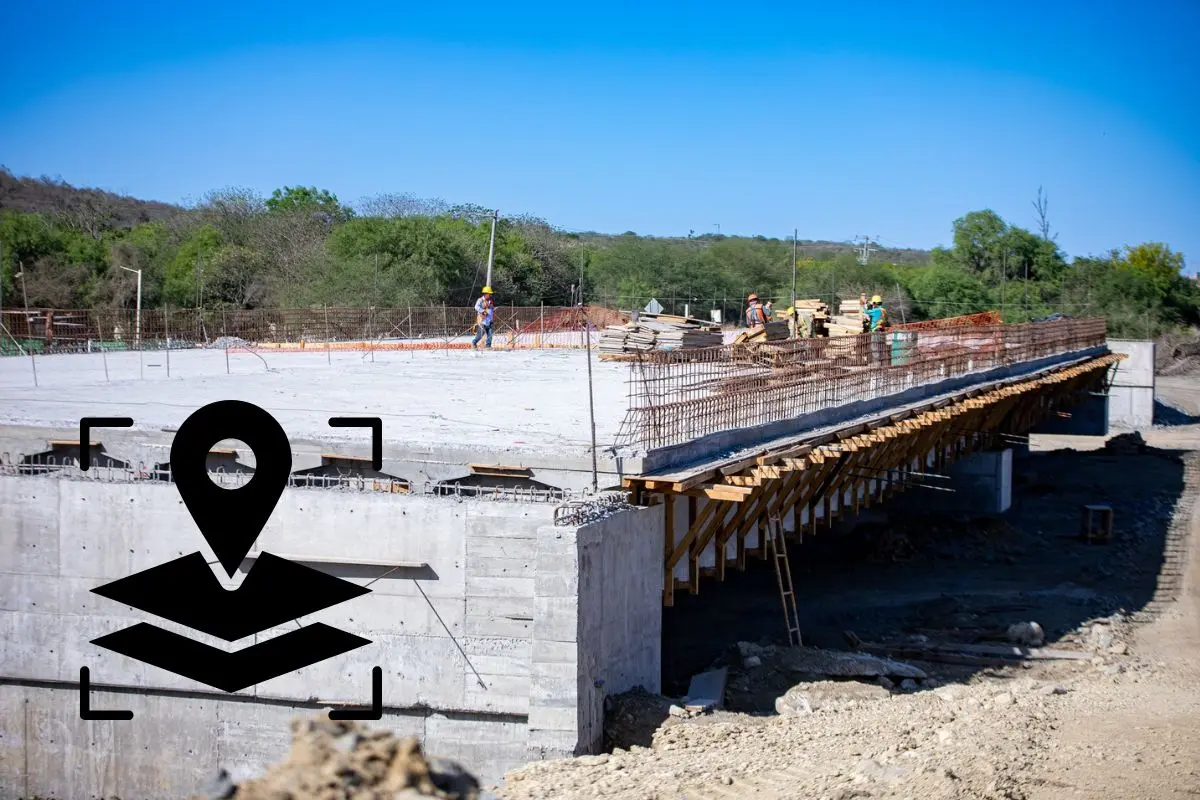 La Carretera Interserrana es una obra de infraestructura en desarrollo que busca mejorar la conectividad entre el sur y el norte del estado de Nuevo León. Foto: Samuel García / CANVA