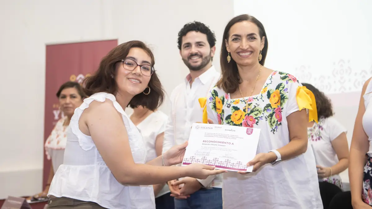 Geovanna Campos, titular de la SECIHTI, en la entrega de reconocimientos Foto: Cortesía