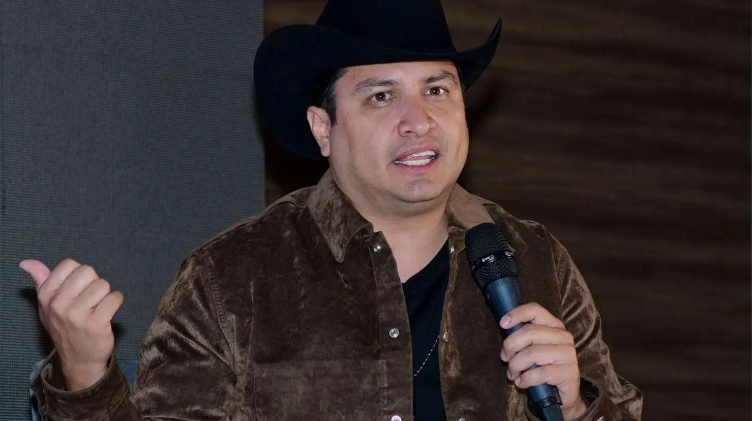 Julión Álvarez lamentó que su show quedara pospuesto hasta nuevo aviso. Foto. Especial.