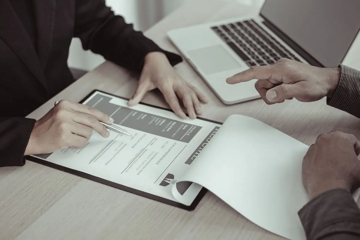 Kia Nuevo León valora el desarrollo profesional de sus empleados, por lo que se ofrecen oportunidades de crecimiento dentro de la empresa. Foto: Canva