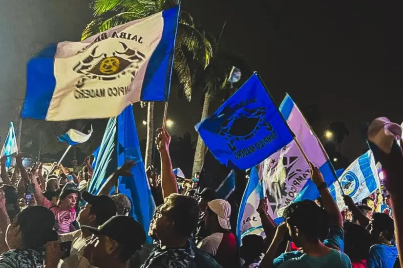 Festejo de aficionados de la Jaiba Brava de Tampico- Madero en el monumento a Miguel Hidalgo. Foto: Axel Hassel