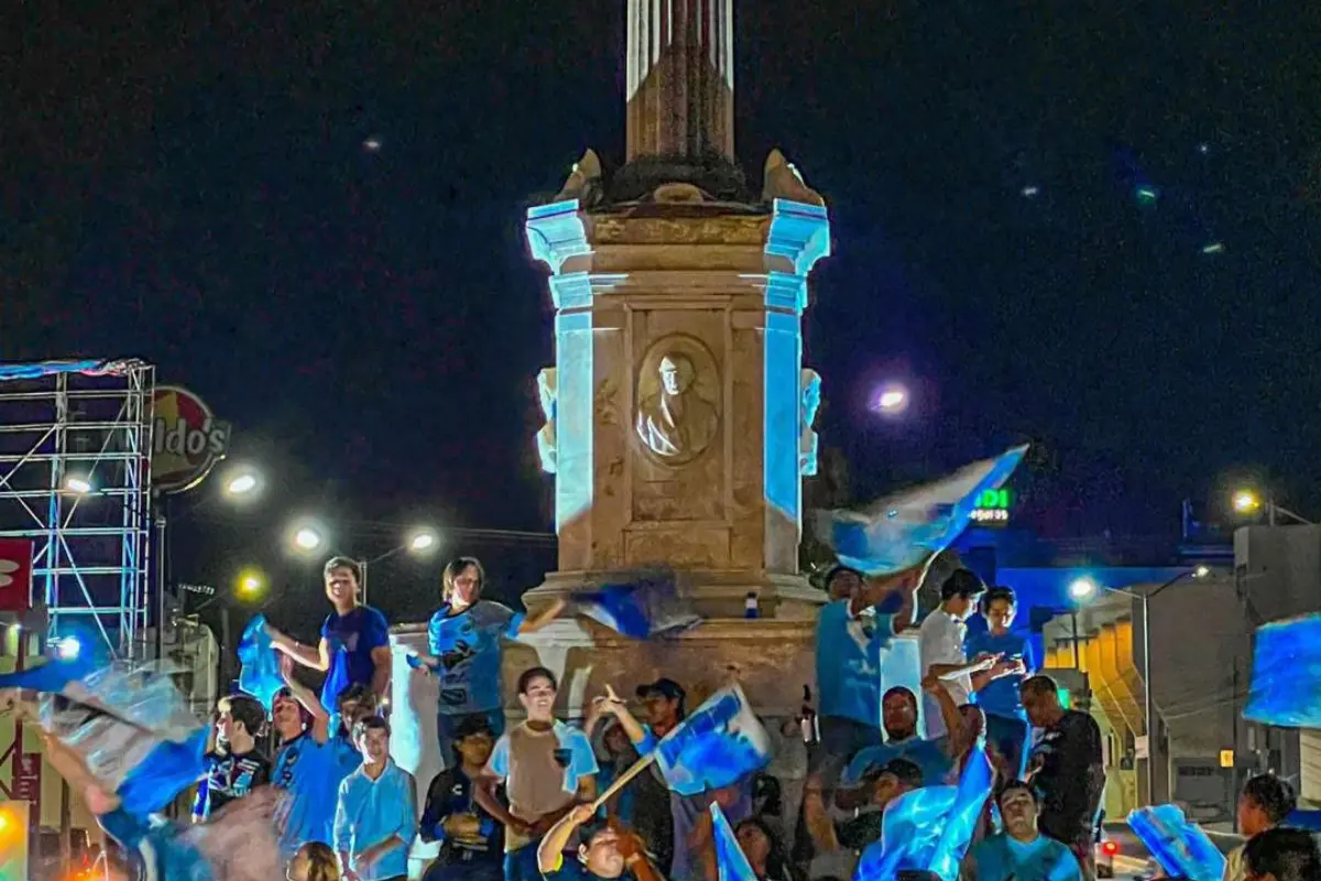 El monumento a Miguel Hidalgo en el sur de Tamaulipas es punto de reunión para loas aficionados de la Jaiba Brava. Foto: Axel Hassel