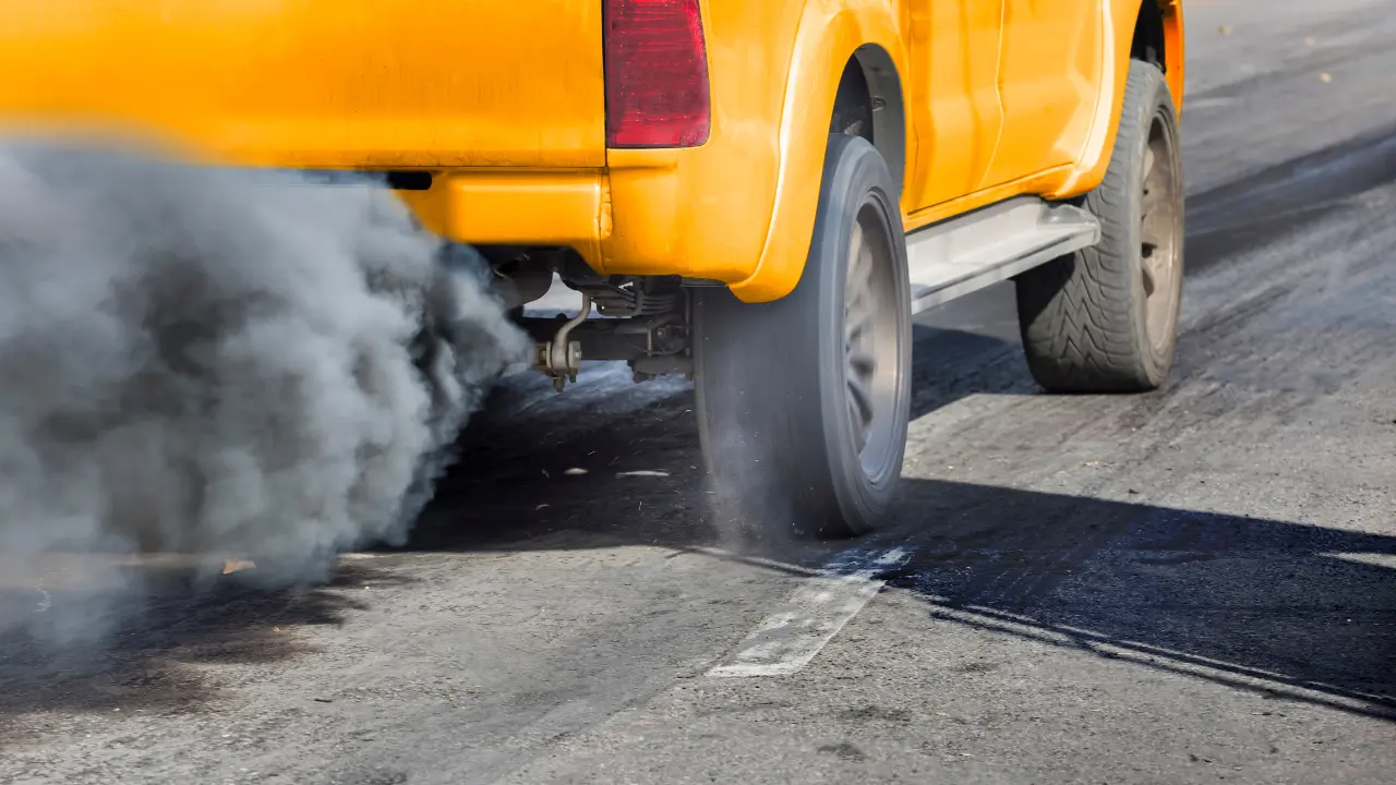 De nueva cuenta se habla de implementar la verificación vehicular en la ciudad de Durango. Foto: Canva.