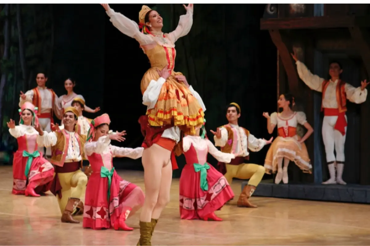 Coppélía Bellas Artes. Foto: @CNDanzaINBAL | Canva