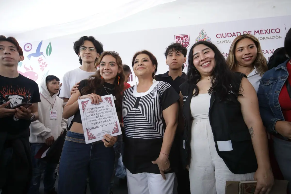 Jefa de Gobierno Clara Brugada en la inauguración de Aldea Juvenil. Foto: @AnitaLomeli | Canva