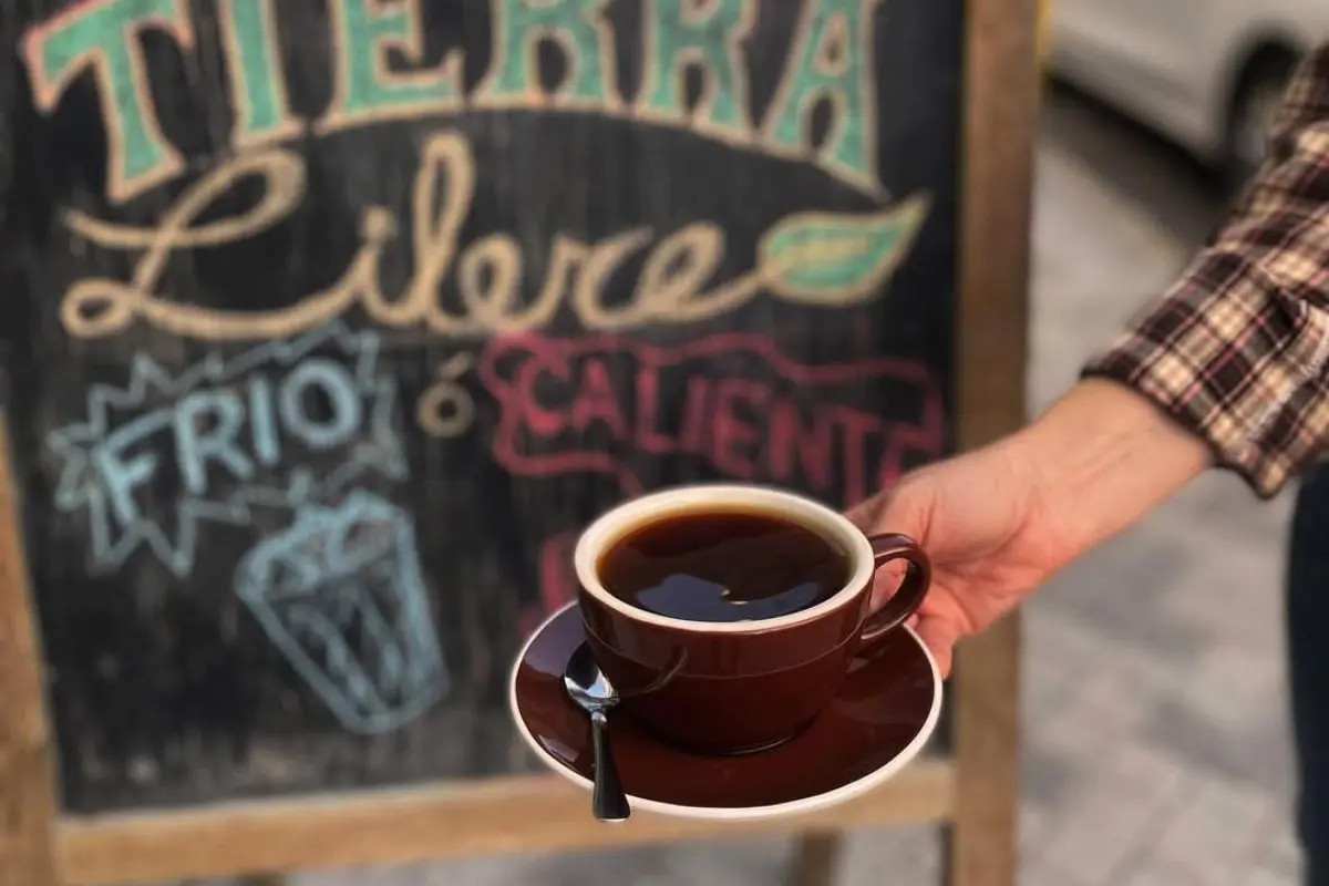 Entre sus calles empedradas y fachadas llenas de vida, se esconden varias cafeterías que combinan lo mejor del café, el arte y la hospitalidad local. Foto Instagram: @cafetierralibre