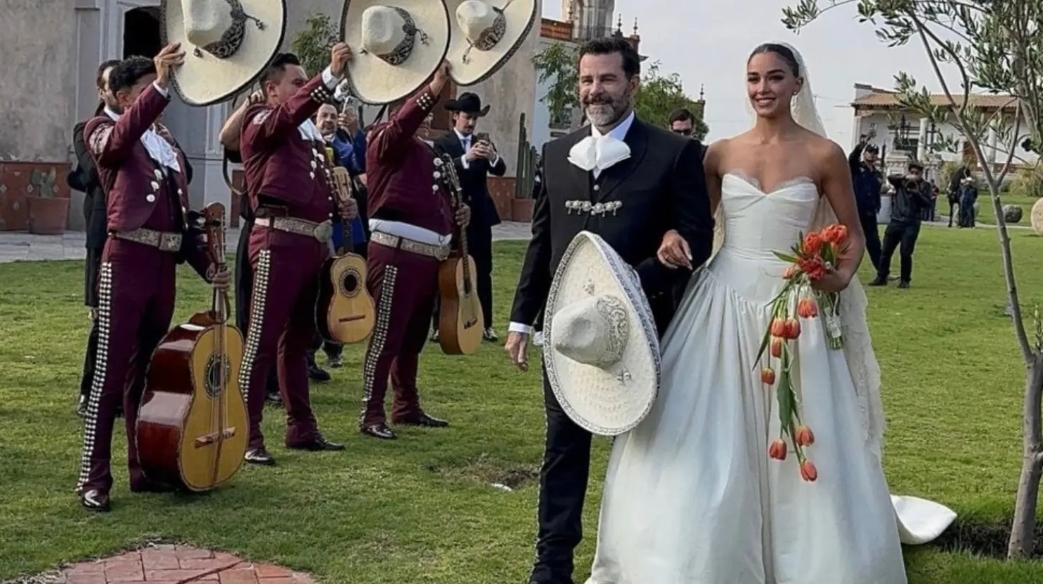 Alejandra Capetillo lució un vestido de novia diseñado por Lorena Formoso mientras que Eduardo Capetillo vistió de charro. Foto. Instagram @nader.shoueiri.