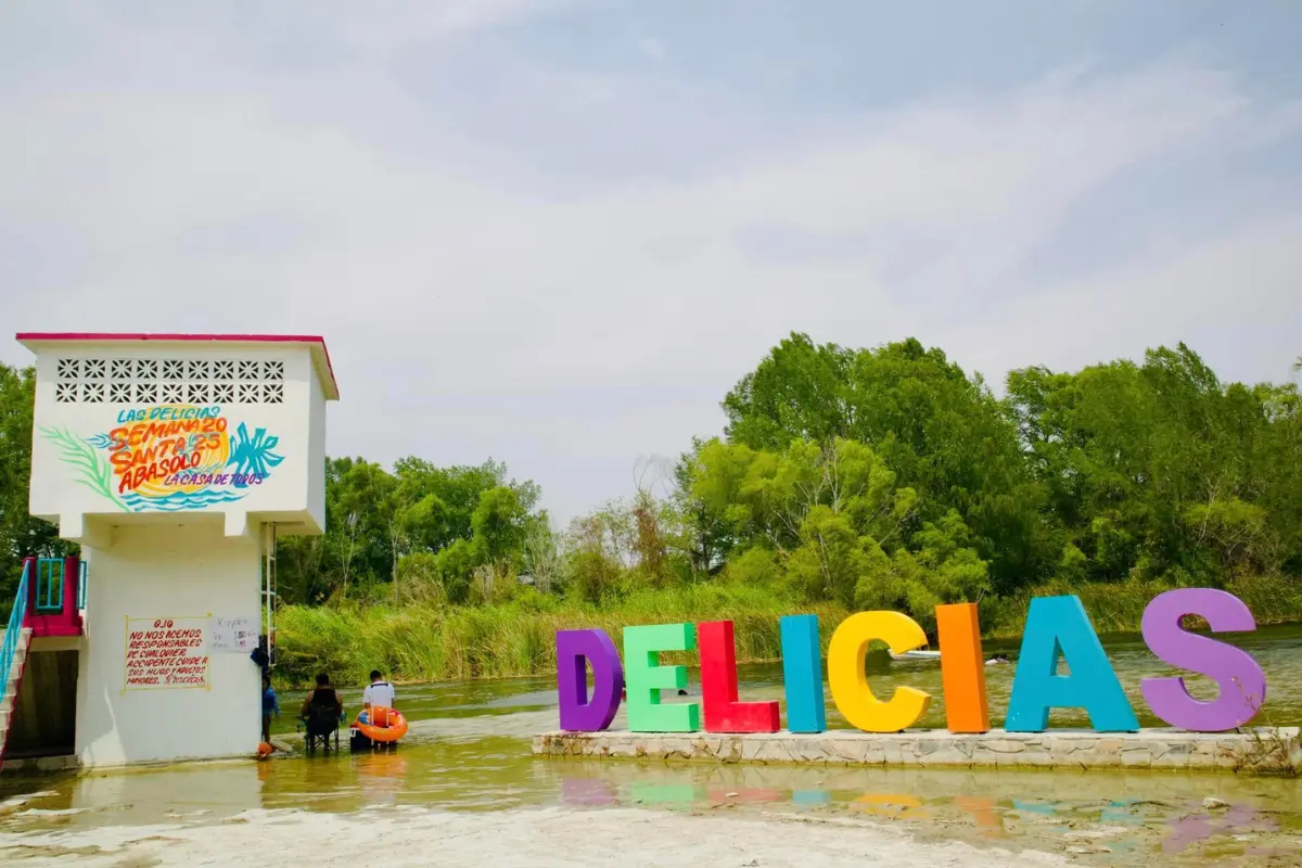 Aquí, el agua es tan clara que se puede ver el fondo sin esfuerzo, y la experiencia va mucho más allá de un simple chapuzón. Foto: Facebook Ejido Delicias
