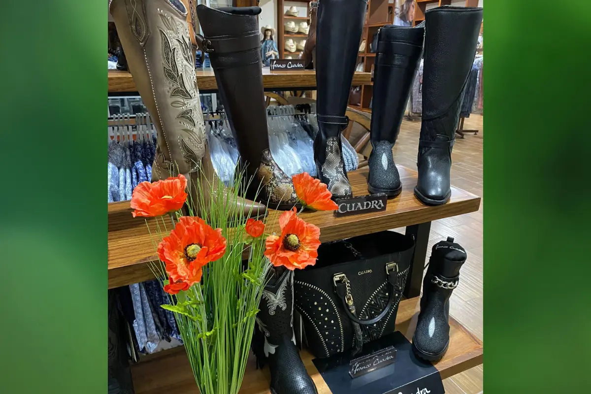 Nada de modas pasajeras: aquí se fabrican botas como las de antes, con piel legítima, costuras resistentes y un diseño pensado para durar. Foto: Facebook La Pulga Vaquera