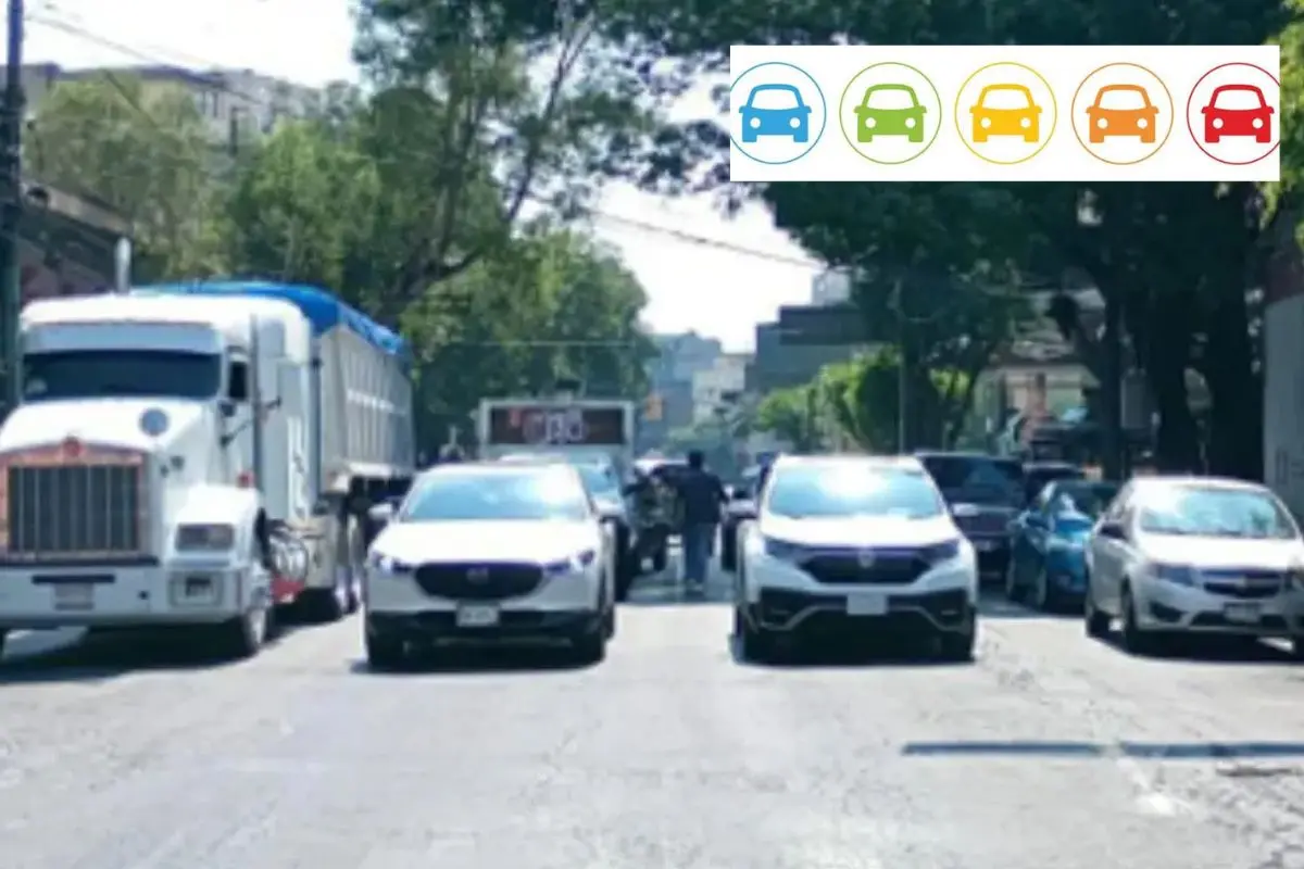 Autos circulando en calles de CDMX, logo del programa Hoy No Circula Foto: OVIAL_CDMX | Gobierno CDMX | Canva