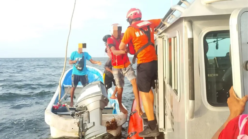 Marina rescata a ocho pescadores a la deriva en Calkiní, Campeche