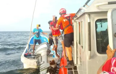 Marina rescata a ocho pescadores a la deriva en Calkiní, Campeche