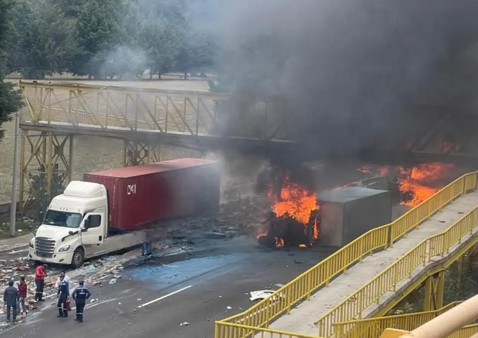El siniestro ocurrió en dirección a Toluca y generó movilización de cuerpos de emergencia. Imagen: Captura de pantalla