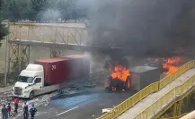 Volcadura provoca incendio en la México-Toluca; esto reportan las autoridades