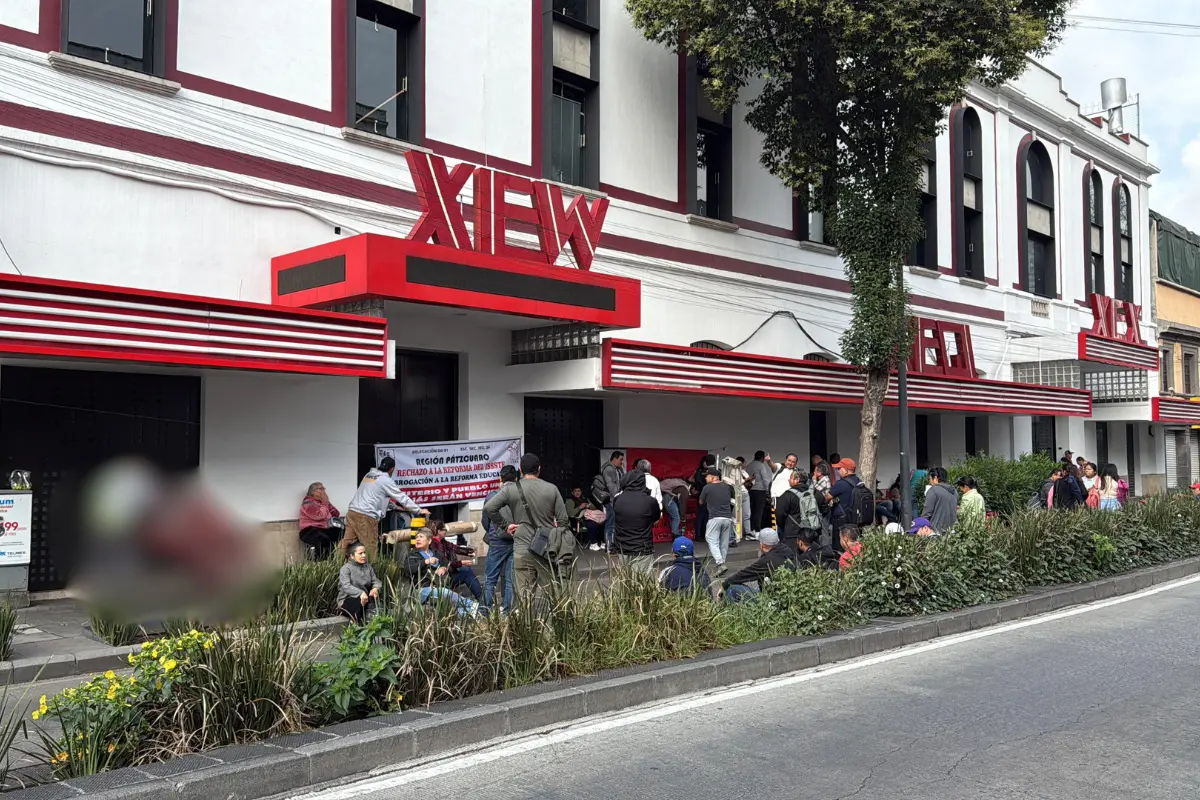 Integrantes de la CNTE frente a radiodifusora de CDMX.   Foto: Ramón Ramírez