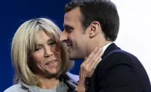 VIDEO | Sorprende bofetada a Emmanuel Macron en avión por su esposa