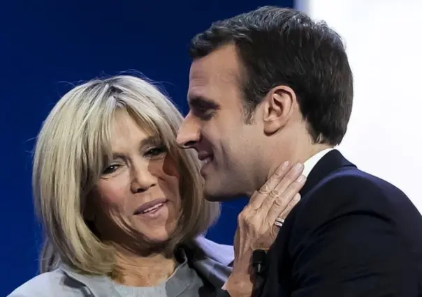 VIDEO | Sorprende bofetada a Emmanuel Macron en avión por su esposa