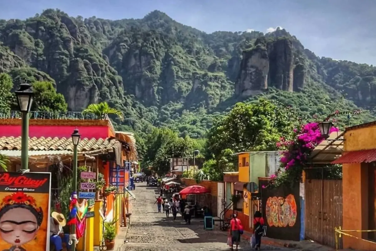 Vista del Tepozteco en Tepoztlán. Foto: lgbtravel.com | Canva