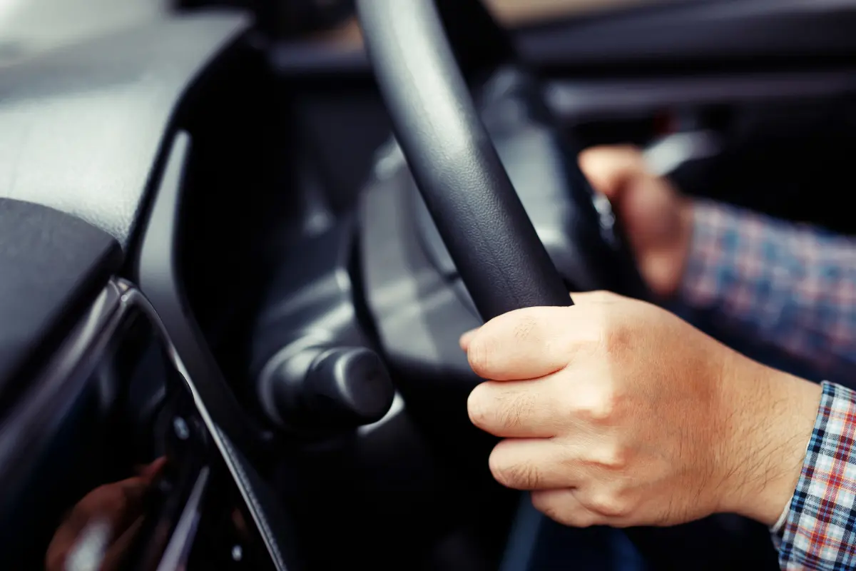 Hombre al volante. Foto: Canva