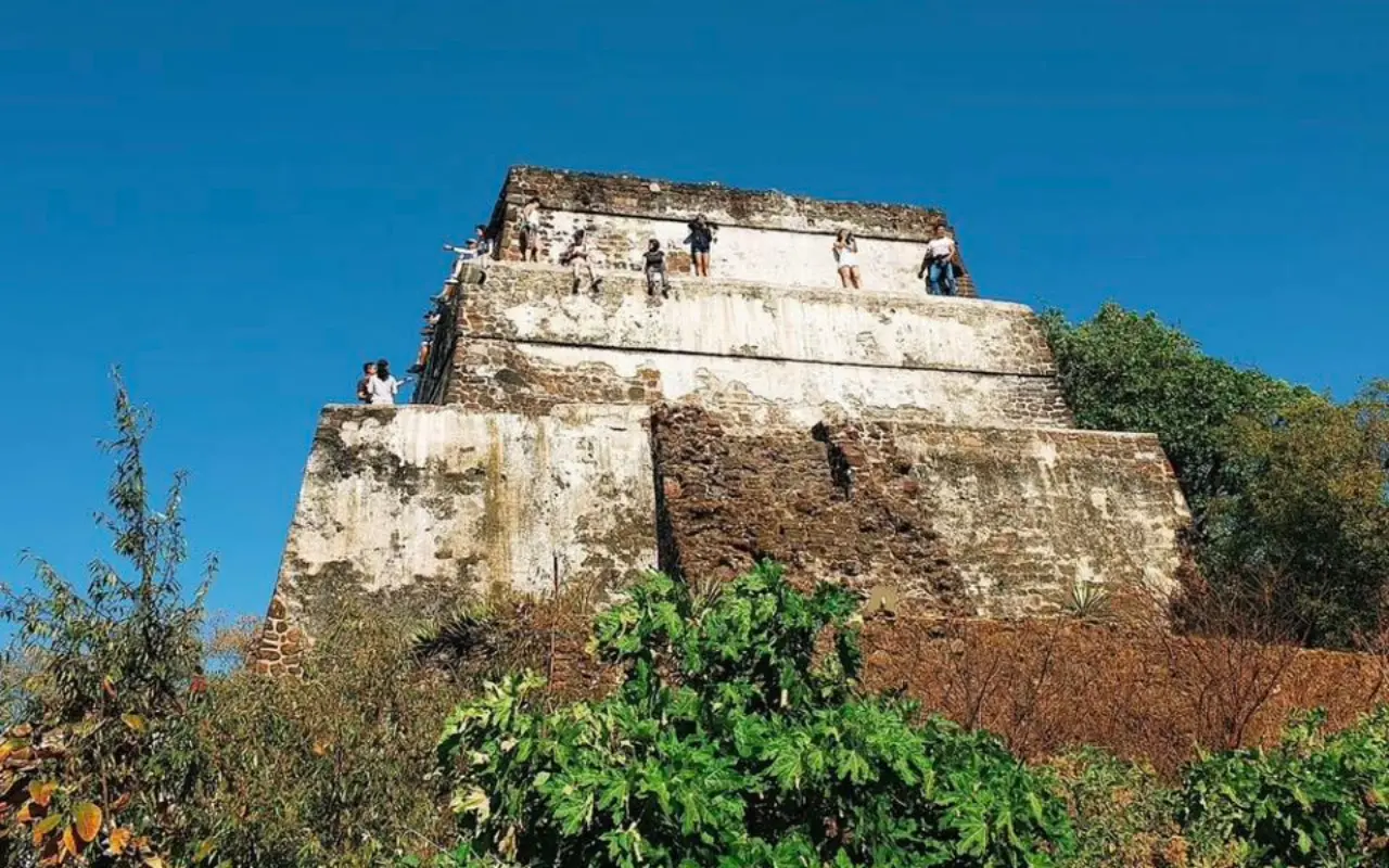 Un Pueblo Mágico rodeado de montañas, misticismo y tradiciones que invitan a reconectar con tu esencia. Foto: FB/ Tepoztlán Pueblo Mágico (Canva)