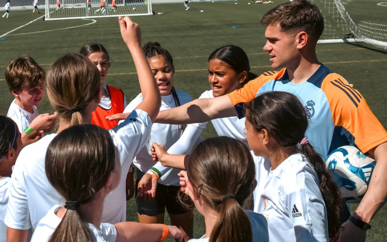 Niñas y niños dentro de una clínica de la Fundación Real Madrid. Foto: Instagram (@frmclinicsmexico)