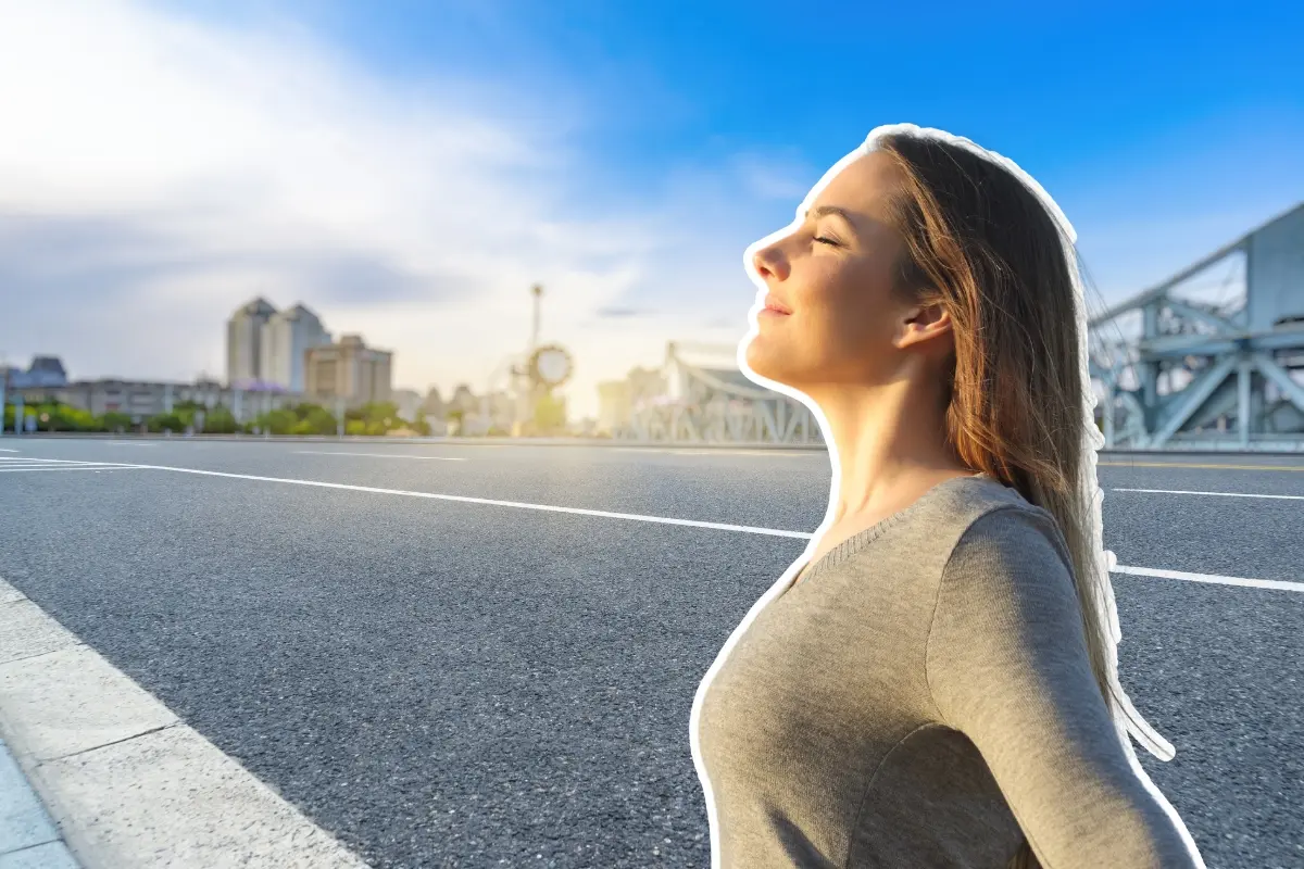 Una mujer y una carretera. Foto: Canva