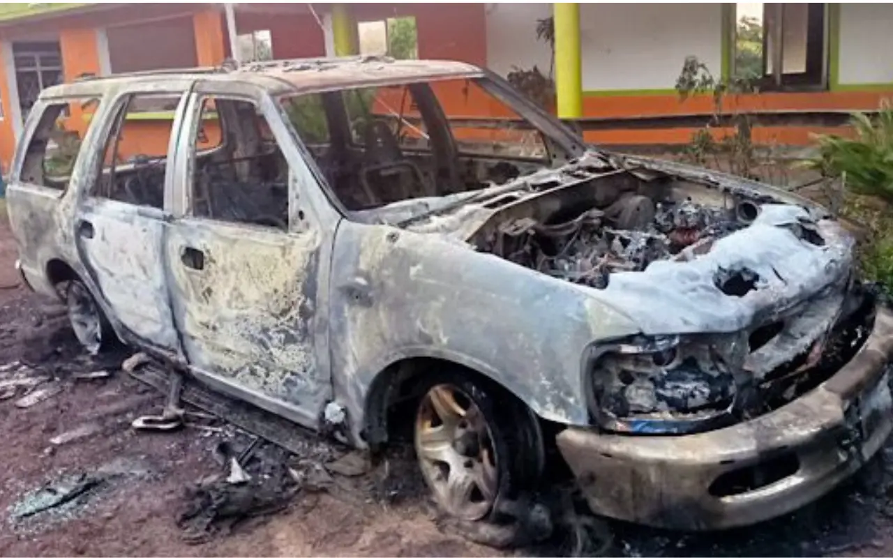 Camioneta incendiada. Foto: X (@LosPoliticosVer)