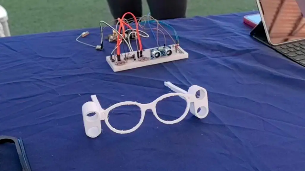 Estudiantes de la UABCS desarrollan gafas inteligentes para personas con discapacidad visual