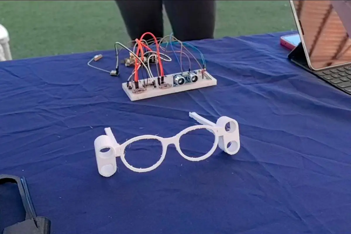 Las gafas Top Glasses, desarrollada por estudiantes de la UABCS, poseen asistencia mediante sensores, GPS y una app sincronizada. Foto: Rocío Casas.
