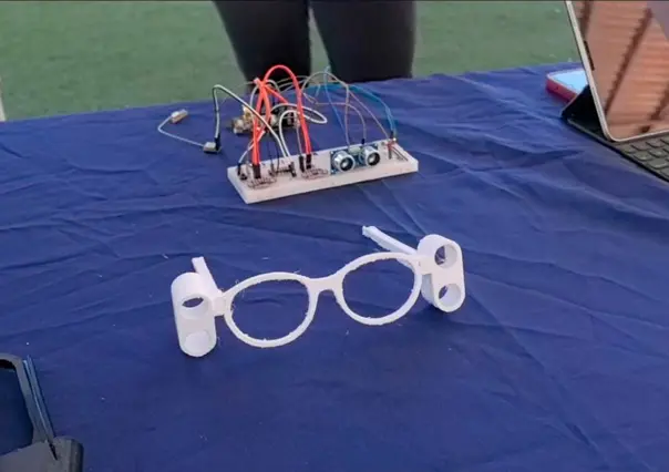 Estudiantes de la UABCS desarrollan gafas inteligentes para personas con discapacidad visual