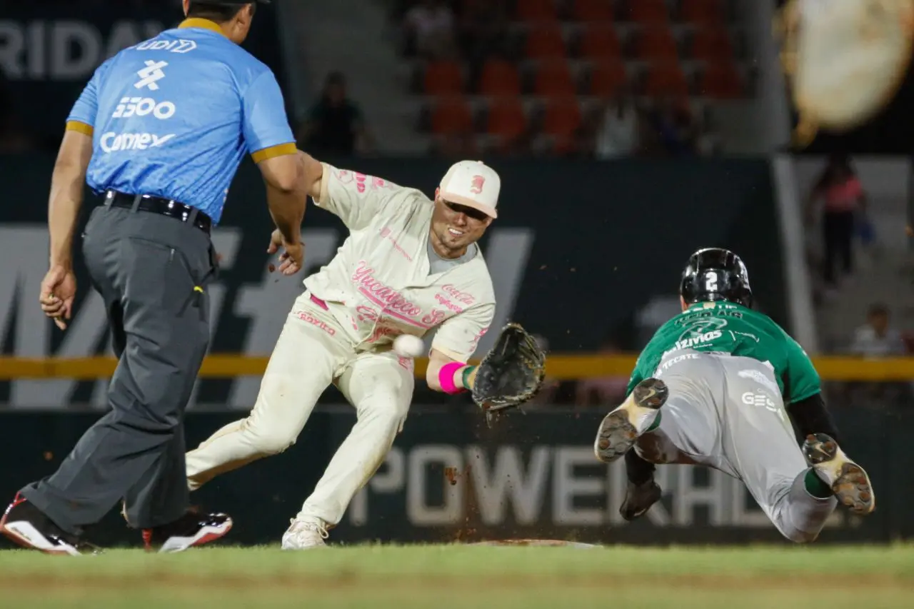 Mala noche de domingo para los Leones de Yucatán pues perdieron el último partido de la serie ante Olmecas de Tabasco y de paso despidieron a su manager.- Fuente Leones de Yucatán