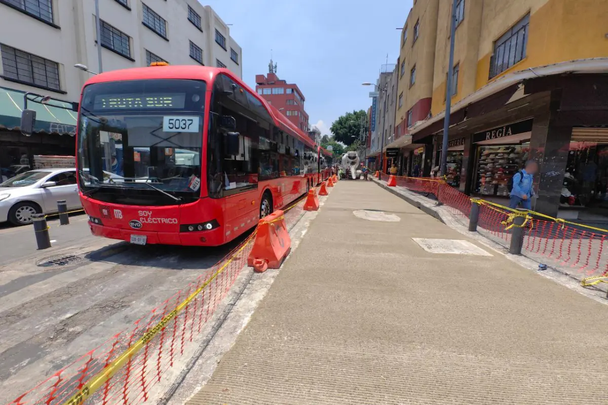 Metrobús de la CDMX pasando por un carril en remodelación en el Centro de capital.    Foto: X (@MetrobusCDMX)