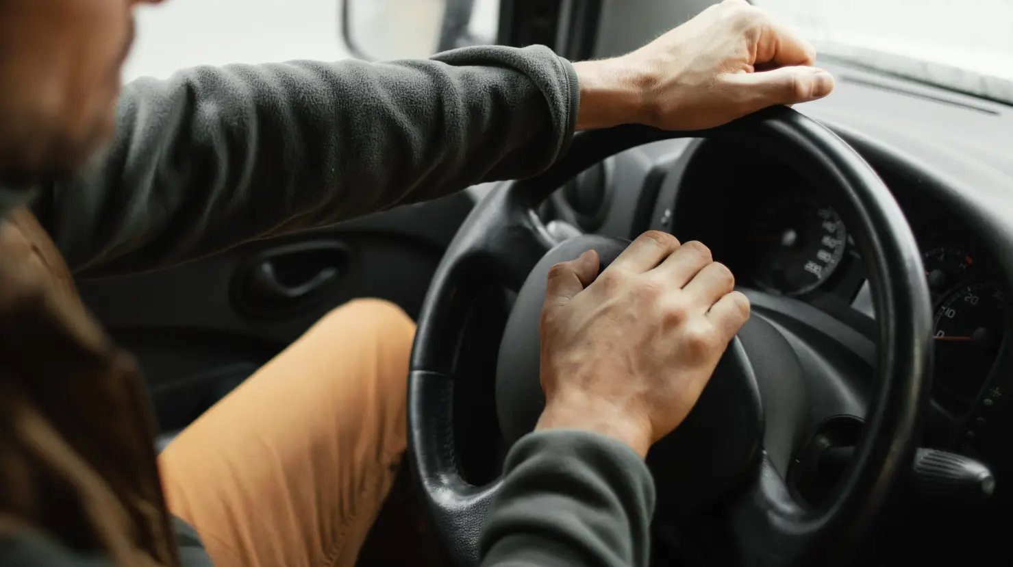 Persona tocando el claxon del auto en CDMX. Foto: Freepik