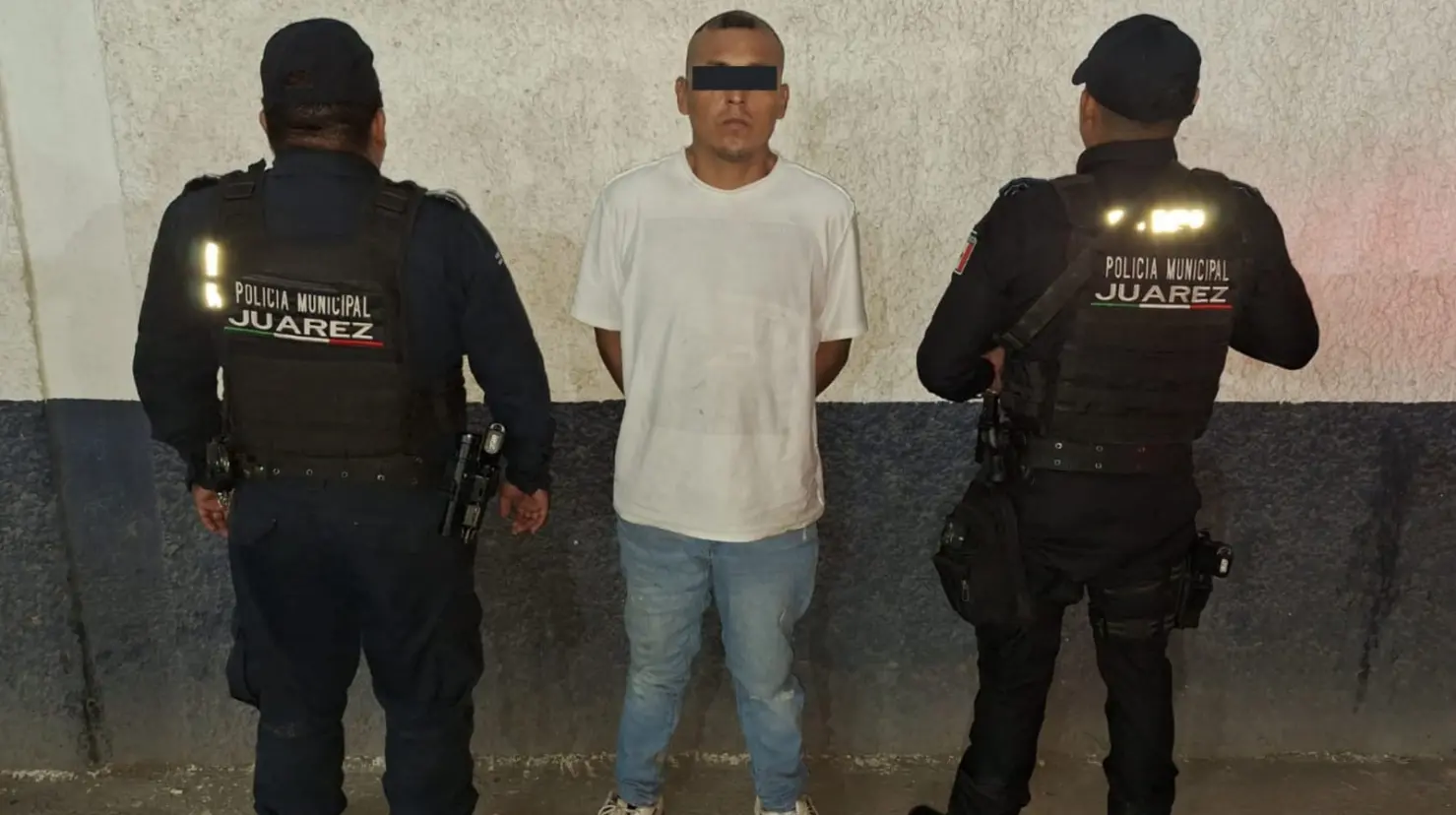 Esta persona fue puesta a disposición de la Fiscalía General de la República por el delito de portación de arma de fuego. Foto: Policía de Juárez.