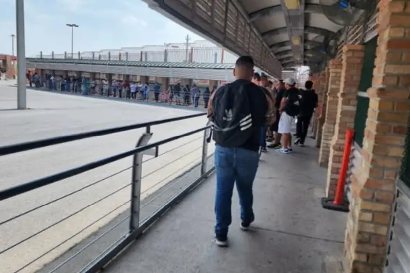 Fila a pie en el puente Hidalgo | Foto: FB