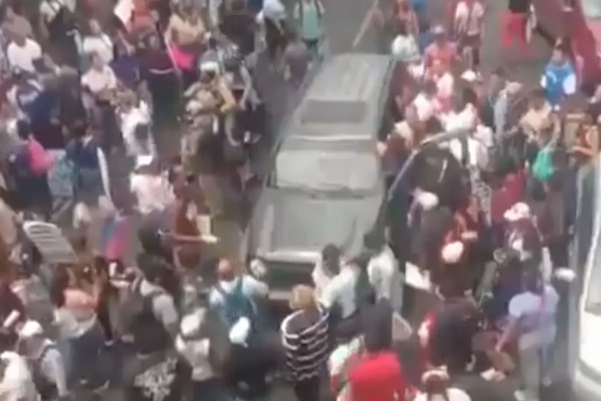 Auto embiste a manifestantes en San Antonio Abad en CDMX. Foto: Captura X (@RuidoEnLaRed)