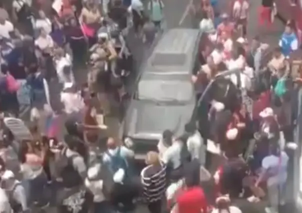 VIDEO | Auto embiste a manifestantes en San Antonio Abad en CDMX