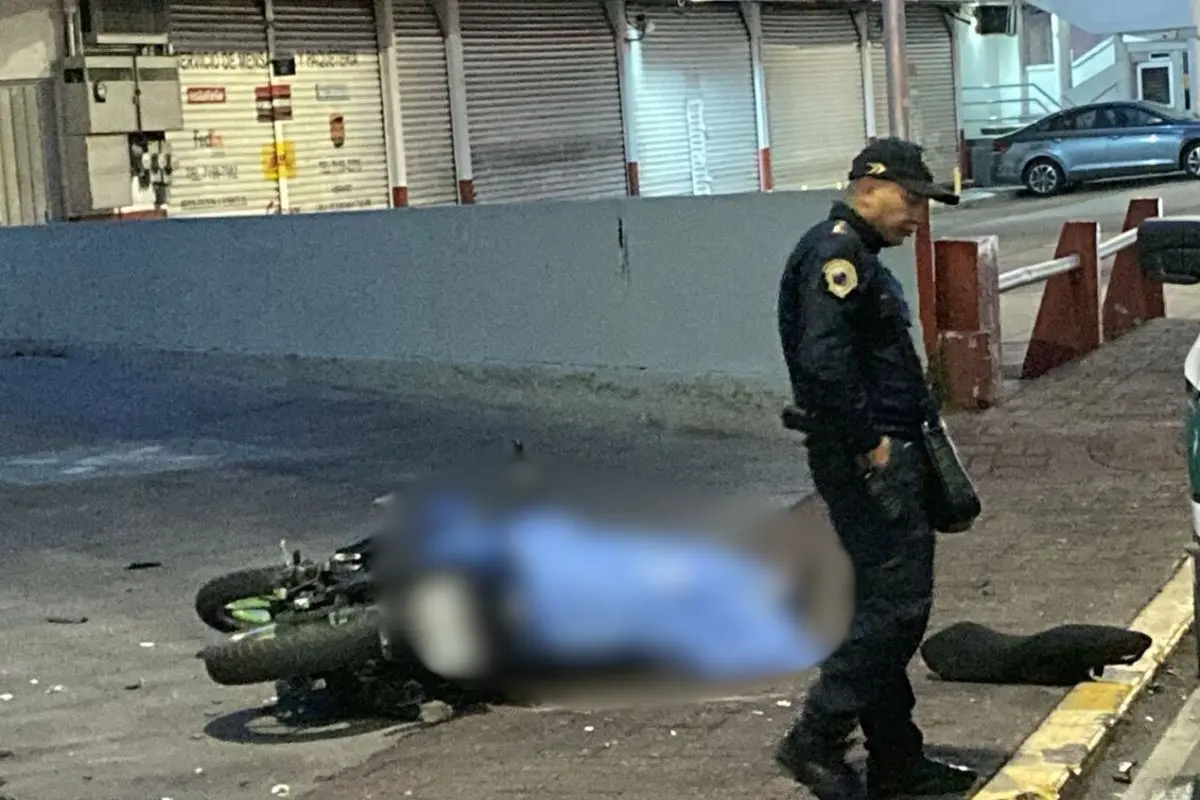 Elemento de la SSC acudió al accidente de motocicleta en División del Norte en CDMX. Foto: Ramón Ramírez