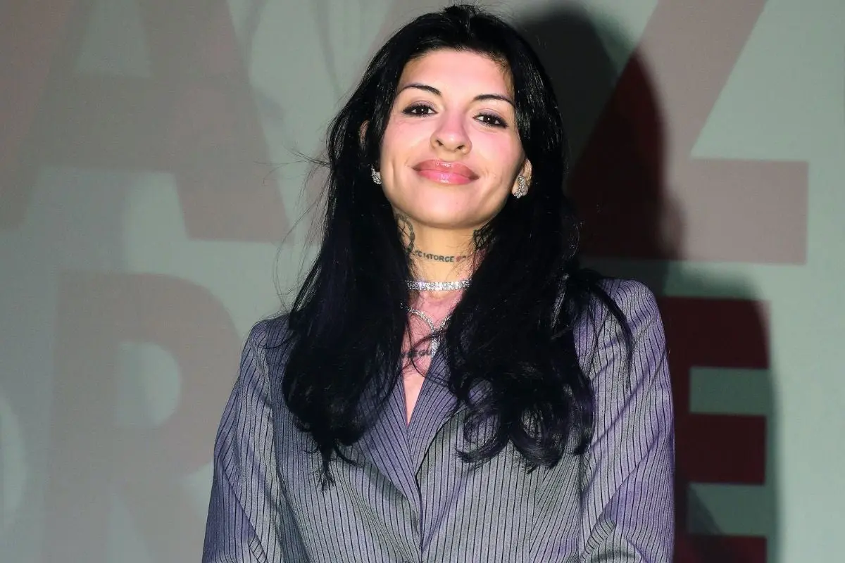 Cazzu fue custodiada por varios elementos de seguridad a su arribo al Aeropuerto de las CDMX. Foto. Especial.