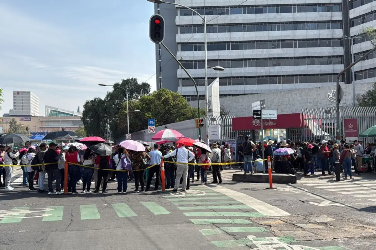 Bloqueo de integrantes de la CNTE en las instalaciones del Instituto de Seguridad Social y Servicios para Trabajadores del Estado (ISSSTE) en Buenavista, en la alcaldía Cuahutémoc CDMX. Foto: Ramón Ramírez