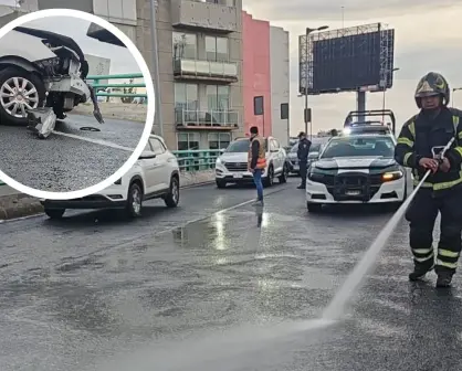 Automovilista choca en el segundo piso del Periférico en CDMX por derrame de aceite