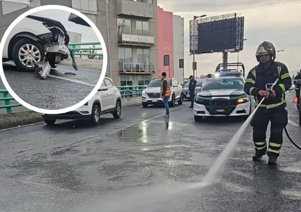 Automovilista choca en el segundo piso del Periférico en CDMX por derrame de aceite