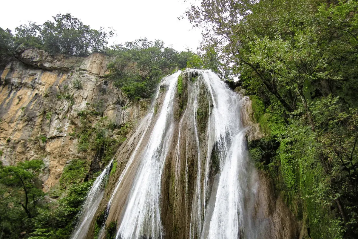 Estos espacios verdes cuentan con parajes naturales y cuerpos de agua como ríos, arroyos y cascadas, los cuales son visitados por miles de visitantes cada año. Foto: Monterrey Secreto.